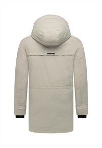 Gai bēša āra jaka ar kapuci, ar gludu tekstūru, garām piedurknēm un kontrastējošām melnām aprocēm. Vienkāršs, funkcionāls dizains.