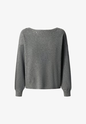 Suéter gris de punto con un corte holgado. Presenta un escote amplio y tachuelas decorativas a lo largo de la espalda. Mangas largas con puños de canalé.