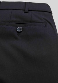 Zwarte stoffen broeken met een gladde textuur, voorzien van een achterzak en een knoopsluiting voor een veilige sluiting.