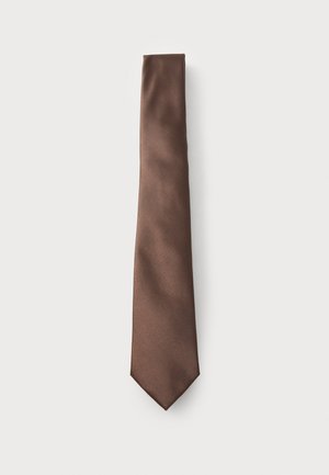 Brun silketype med en glat tekstur, smal form og spids ende, præsenteret mod en ensfarvet baggrund.