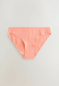 Perzikkleurige katoenen bikini slip met een gladde textuur, smalle elastische tailleband en zonder zichtbare patronen of hardware. Standaard pasvorm ontwerp.