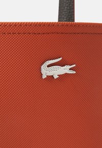 Lacoste Velká kabelka - rooibos tea eco iron gate