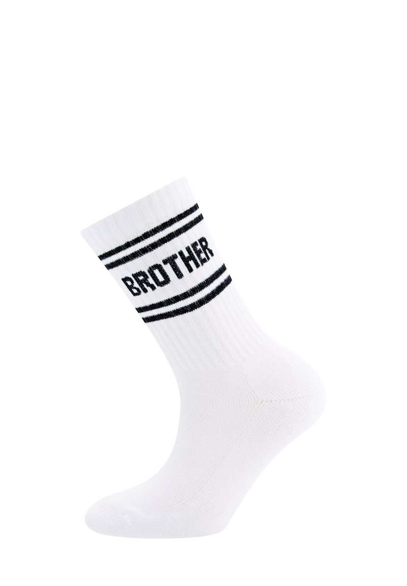 Weiße Baumwollsocke mit schwarzem Aufdruck "BROTHER" und zwei horizontalen schwarzen Streifen oben. Ribbeltextur über die gesamte Socke.
