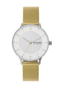 Reloj de malla de plata y oro con un dial redondo blanco, marcadores de hora y agujas doradas. Presenta un diseño minimalista y una caja de acero inoxidable.