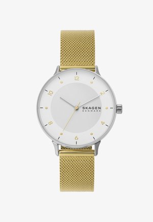 Silberne und goldene Mesh-Uhr mit einem weißen runden Zifferblatt, goldenen Stundenmarkierungen und -zeigern. Verfügt über ein minimalistisches Design und ein Gehäuse aus Edelstahl.