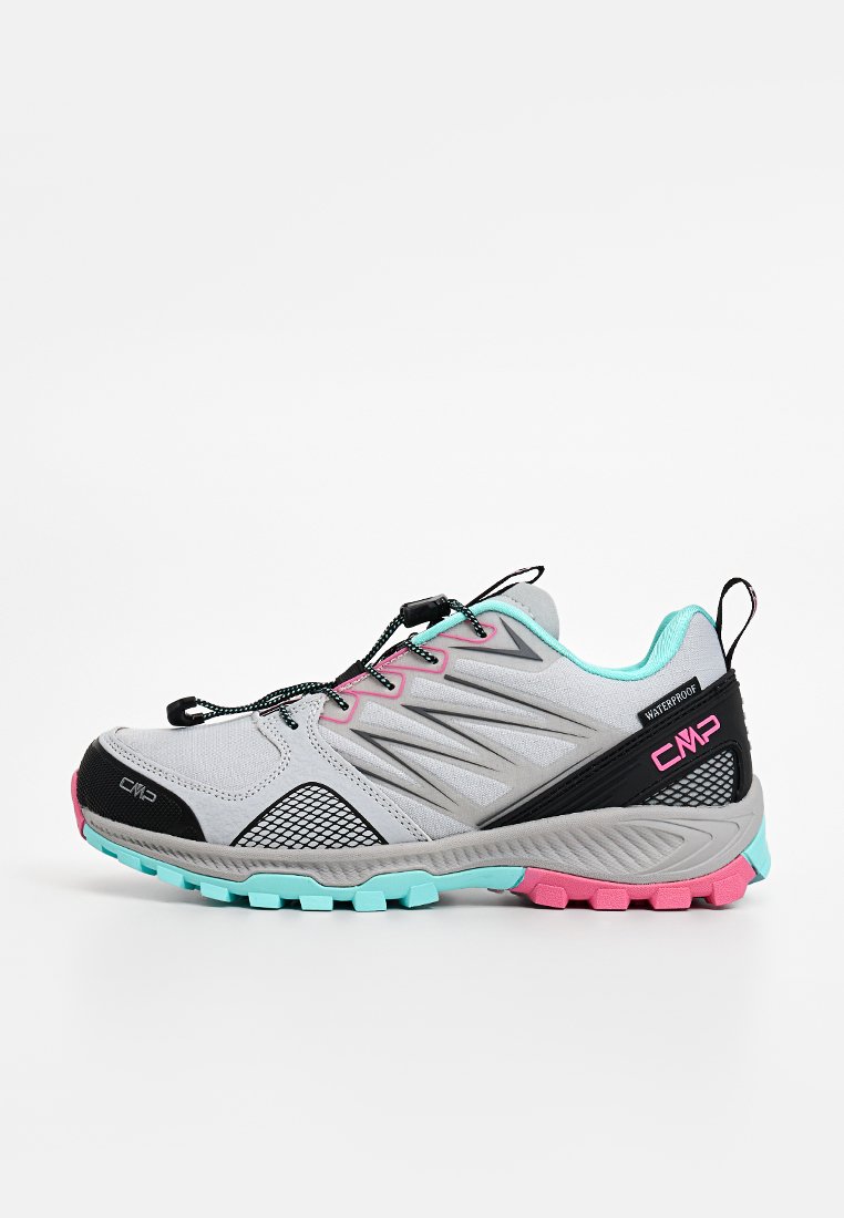 Scarpa da esterno impermeabile grigia con dettagli neri, rete testurizzata, dettagli rosa e teal, e suola in gomma flessibile. Presenta lacci elastici.