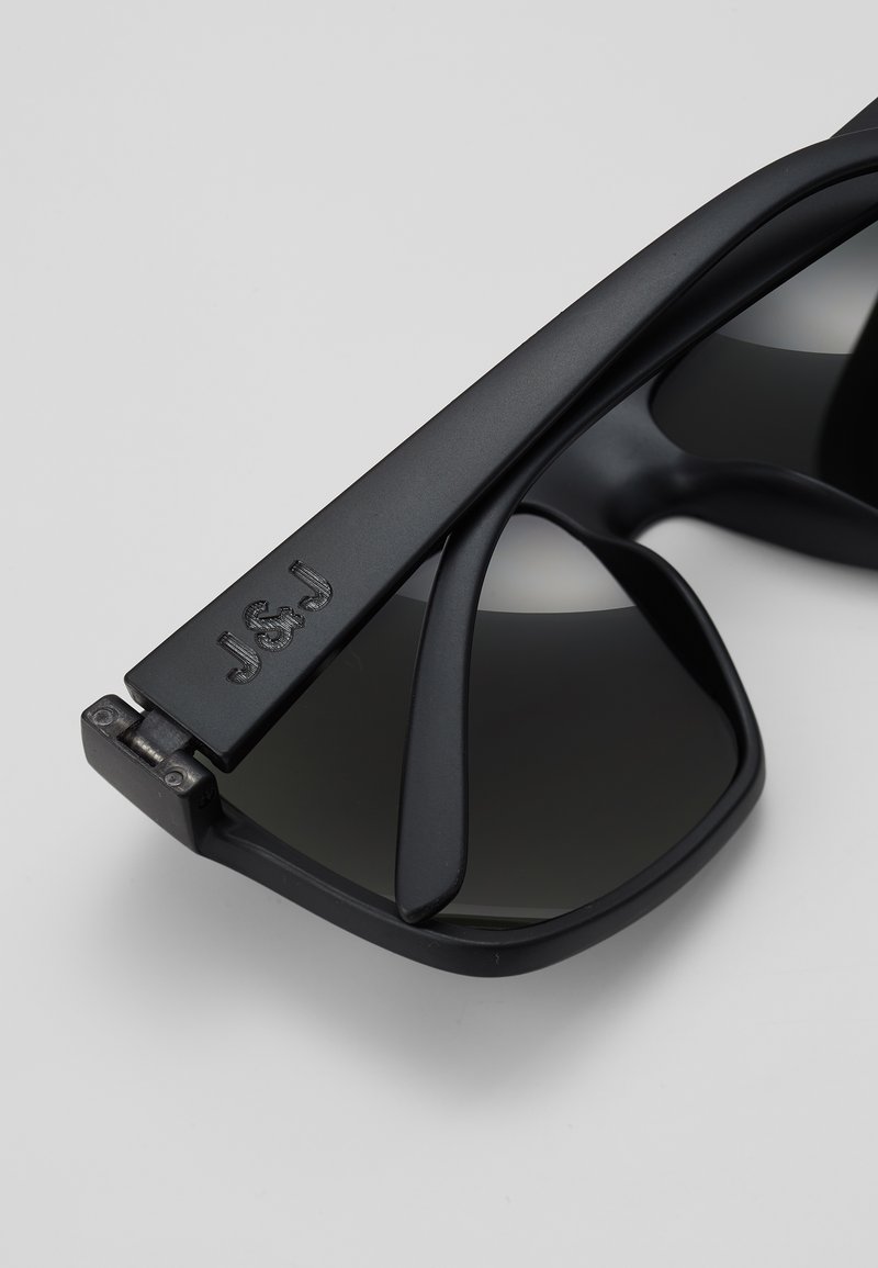 Herren Taschen & Koffer | Jack & Jones JACMAVERICK SUNGLASSES Sonnenbrille dark grey/dunkelgrau - OF31594 Herren Taschen & Koffer | Jack & Jones JACMAVERICK SUNGLASSES Sonnenbrille dark grey/dunkelgrau - OF31594