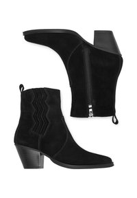 Czarne zamszowe botki za kostkę z ostrym noskiem, bocznym zamkiem, detalami w zigzaka oraz średniej wysokości zdobionym obcasem. Teksturowane wykończenie.