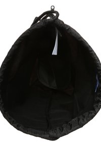 Černý sáček na stažení s výhledem na vnitřní štítek a malou vnitřní kapsu na bílém pozadí.