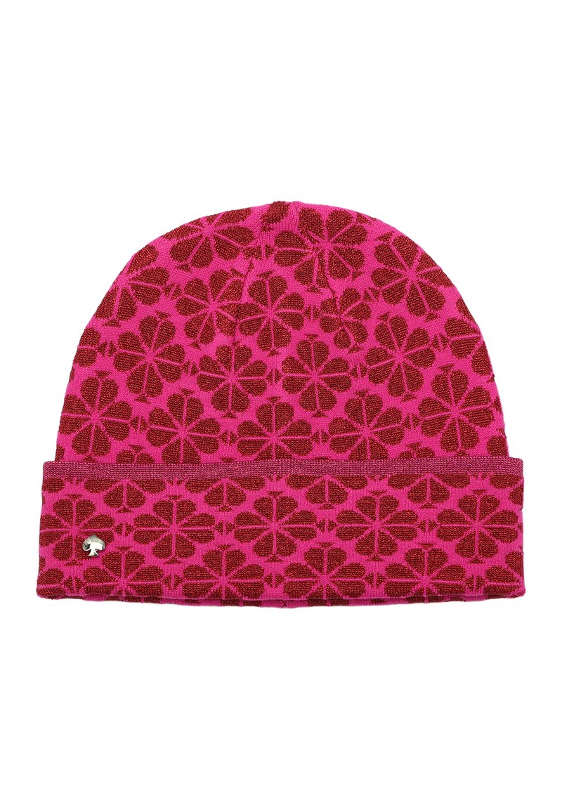 Roze gebreide muts met een bloemenpatroon in donkerrood, met een opgerolde manchette en een klein metallic logo op de zijkant.