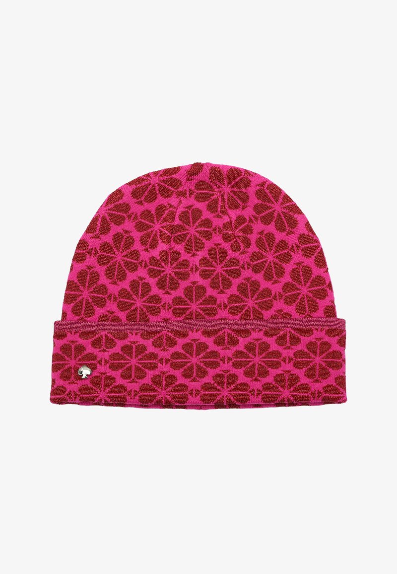 Roze gebreide muts met een bloemenpatroon in donkerrood, met een opgerolde manchette en een klein metallic logo op de zijkant.