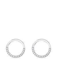 Pendientes de aro de plata con un acabado liso y pulido, y una fila de pequeñas piedras preciosas transparentes a lo largo del borde inferior.