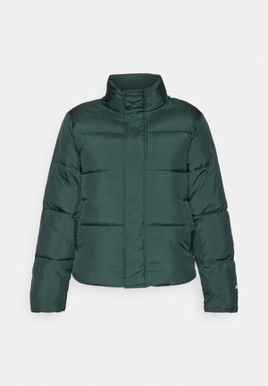 Grønn puffjakke med høy krage, frontzip-lukking og horisontal quilted design. Glatt tekstur med kontrastfylt matt finish.