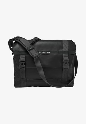 Bolsa mensajera negra impermeable con correa ajustable para el hombro, que cuenta con correas y hebillas resistentes, y un logo en la parte frontal.