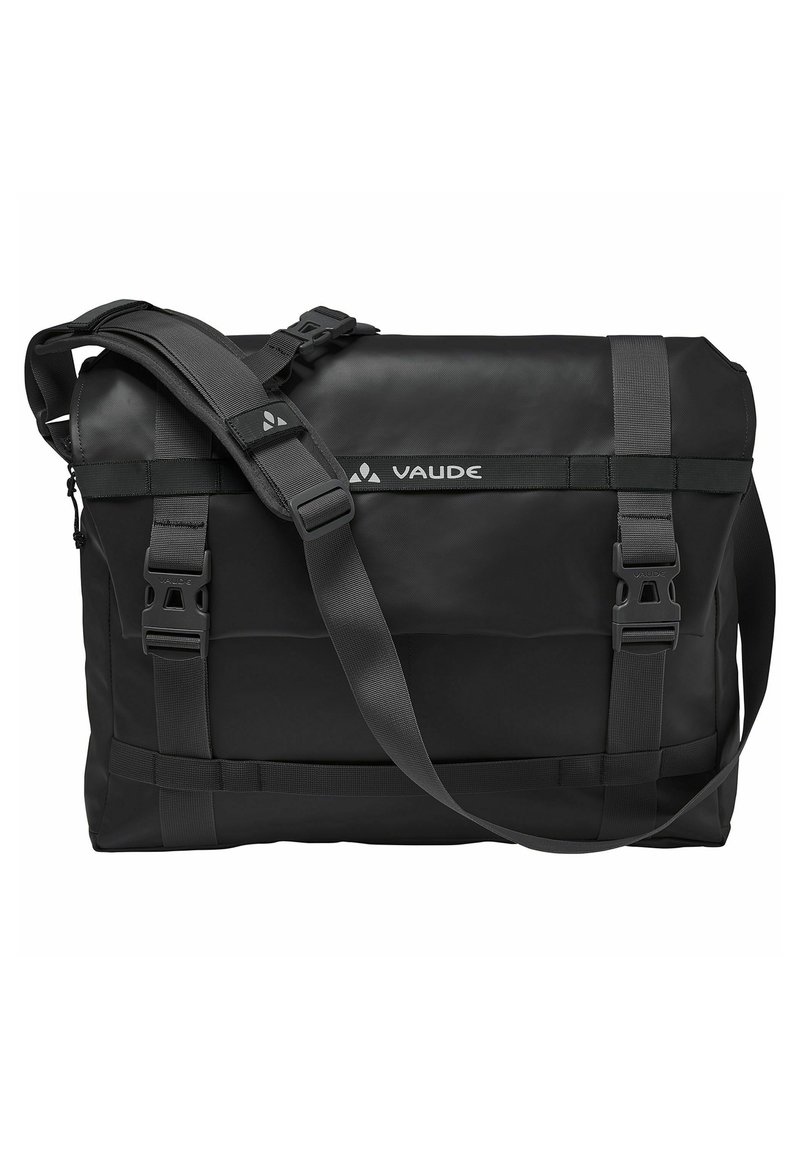 Schwarze, wasserdichte Umhängetasche mit verstellbarem Schultergurt, robusten Riemen und Schnallen sowie einem Logo auf der Vorderseite.