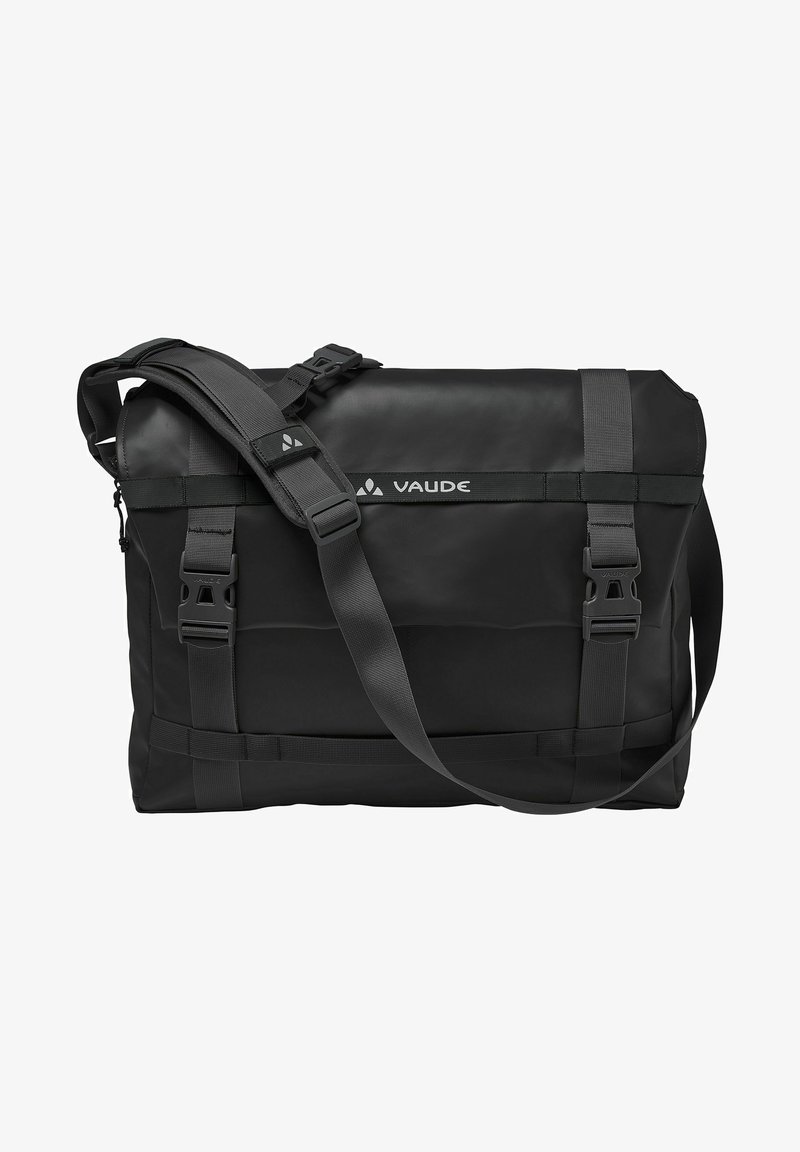 Schwarze, wasserdichte Umhängetasche mit verstellbarem Schultergurt, robusten Riemen und Schnallen sowie einem Logo auf der Vorderseite.