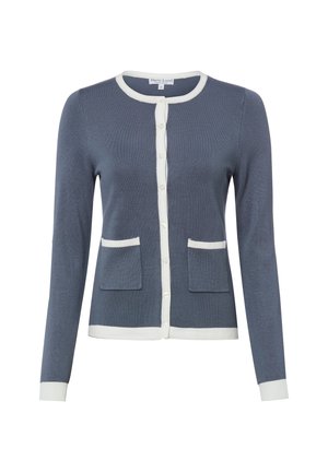 Blauer Langarm-Strickcardigan mit weißen Besätzen an Kragen, Bündchen, Saum, Knopfleiste und Taschenrändern.