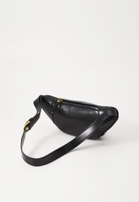 Schwarze Leder-Crossbody-Tasche in eleganter Form, mit einem Reißverschluss in Goldoptik und verstellbarem Schultergurt. Glatte Textur mit minimalistischem Design.