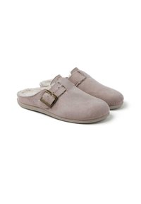 Zapatillas de ante rosa suave con forro de piel sintética, diseño de tipo fácil de poner, punta redondeada y un acento de hebilla de metal en la parte superior.