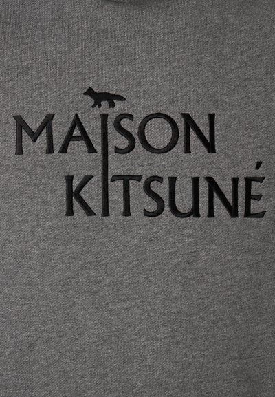 Felpa grigia con testo ricamato nero "MAISON KITSUNÉ" e un piccolo logo di volpe, con una texture morbida e scollo rotondo.