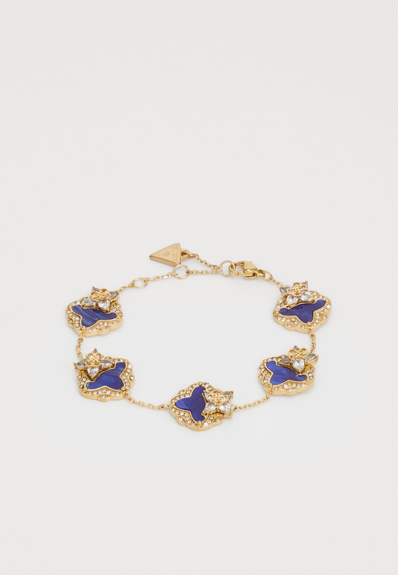 Goudkleurige armband met blauwe geëmailleerde vlinder-vormige schakels, versierd met heldere rhinesten en een veilige sluiting.