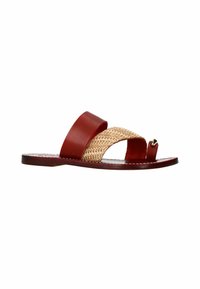 Open-toe sandaal met twee brede banden, één van rode leer en één van natuurlijk geweven vezel, met een kleine metalen accent op de teenband.