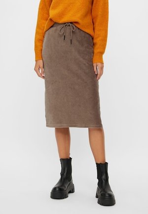 Jupe midi en velours côtelé marron avec taille élastique et cordon de serrage. Associée à un pull orange vif et des bottines noires.