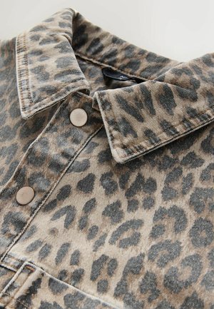 Košile s leopardím potiskem vyrobená z denimu, která má špičatý límec, zapínání na knoflíky a tan a černou barevnou kombinaci s texturovaným povrchem.