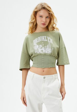 Koton DETAIL CROP HALF SLEEVE CREW NECK PRINTED - Camiseta de manga larga - khaki
