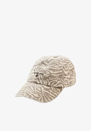 Gorra de béisbol con rayas de cebra en tonos beige y marrón claro, con el texto "JUDGE ME" y un pequeño corazón bordado en el panel frontal.