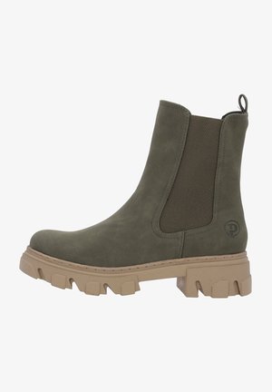 Botte Chelsea en daim vert olive avec semelle crantée beige épaisse, panneau latéral élastique, languette à l'arrière, et logo embossé subtil près du talon.