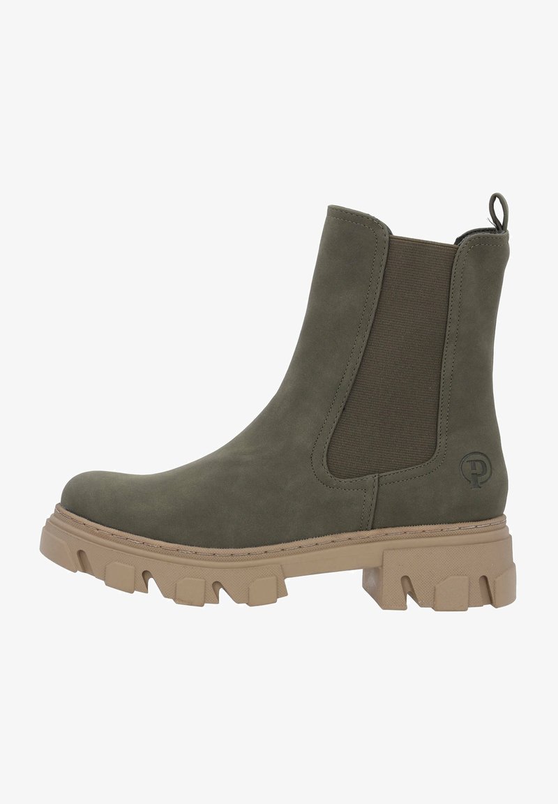 Botte Chelsea en daim vert olive avec semelle crantée beige épaisse, panneau latéral élastique, languette à l'arrière, et logo embossé subtil près du talon.