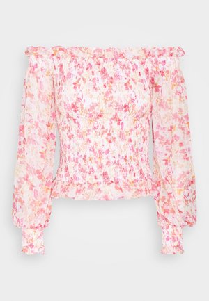Blouse épaules dénudées avec manches longues bouffantes, corsage smocké et bords à volants dans un motif floral rose, pêche et blanc.