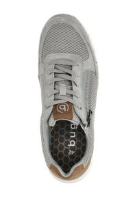 Sneaker grigio con tomaia in mesh e dettagli in suede. Caratterizzato da lacci tondi, una soletta con motivo a nido d'ape e una cerniera laterale.
