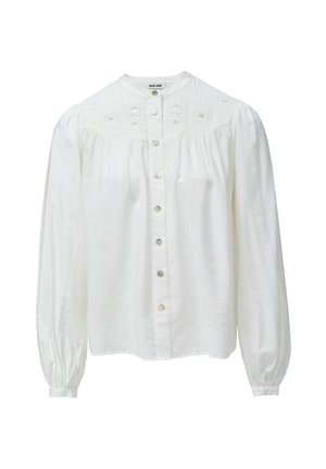 Blusa blanca de manga larga y botones con un cuello redondo, parte delantera fruncida, detalles bordados y puños elásticos. Textura de tela suave.