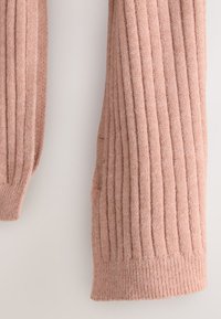 Gebreide trui mouw in zachtroze, met verticale geribbelde textuur, een nauwsluitende manchetten en een gezellig, warm uiterlijk.