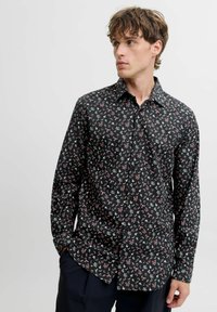 Czarna koszula z długim rękawem, ozdobiona kwiatowym wzorem w czerwieni i bieli, z kołnierzykiem zapinanym na guziki i dopasowanym krojem. Gładka struktura materiału.