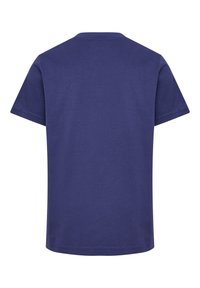 Gładki granatowy t-shirt z krótkim rękawem i okrągłym dekoltem, pokazany z tyłu na białym tle.