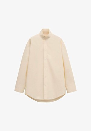 Bež bejzbol s srajco z dolgimi rokavi, z visokim mandarinskim ovratnikom in zaobljenim robom, položena ravno na belem ozadju.