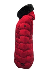 Rote Daunenjacke mit einem mit Fell gefütterten Kapuze, gestepptem Design, seitlichen Taschen und einem auffälligen Logopatch am Oberarm. Glatte Textur.