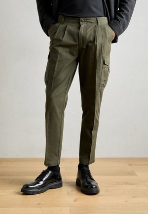 Scotch & Soda TWILT PLEATED - Cargo trousers - heritage green