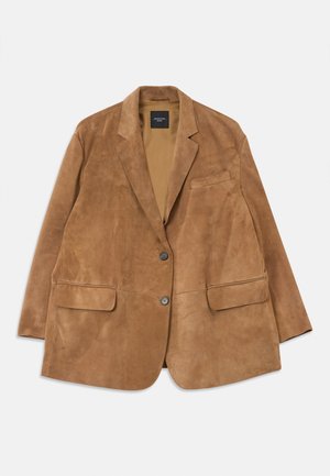 Blazer pour homme en suède marron avec deux boutons, revers cranté, deux poches à rabat et une poche poitrine, posé à plat sur un fond blanc.