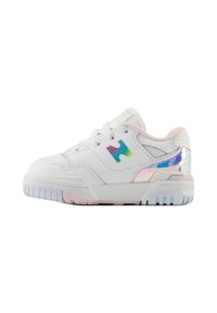 Weiße Sneaker mit einem Obermaterial aus glattem Leder, pastellfarbenen Akzenten und einem schillernden Fersendetail. Verfügt über eine Gummisohle mit strukturierten Profilen.