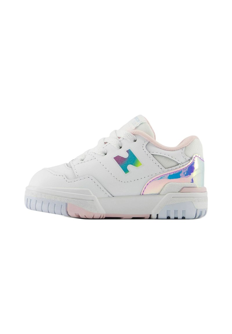Weiße Sneaker mit einem Obermaterial aus glattem Leder, pastellfarbenen Akzenten und einem schillernden Fersendetail. Verfügt über eine Gummisohle mit strukturierten Profilen.