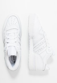 adidas Originals RIVALRY LOW - Sneakers basse - footwear white/core black