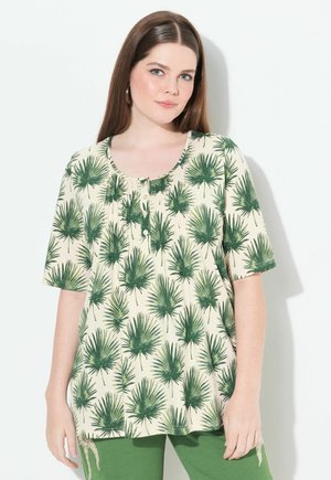 Haut à manches courtes en crème avec imprimé de feuilles de palmier vertes, présentant un décolleté en forme deU et des détails de boutons. Tissu doux et léger.