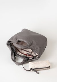 Graue Leder-Tote mit offenem Oberteil, die ein helles gemustertes Innenfutter zeigt. Beinhaltet eine passende kleine Reißverschlusstasche daneben.