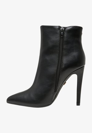 Schwarze Leder Stiefelette mit spitzer Zehe, seitlichem Reißverschluss und hohem Stiletto-Absatz. Glatte Textur und elegantes Design.