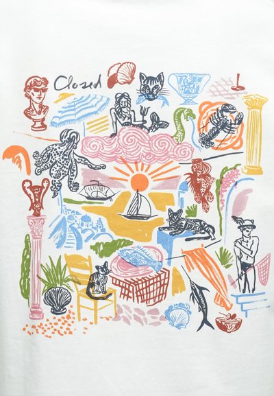Λευκό μπλουζάκι με πολύχρωμο, αφηρημένο μοτίβο που απεικονίζει ζώα, φυτά και διάφορα αντικείμενα, όπως ο ήλιος και μια βάρκα.