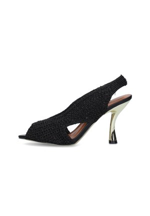 Scarpa slingback nera intrecciata con punta aperta, lati ritagliati e tacco alto metallizzato dorato su sfondo bianco.